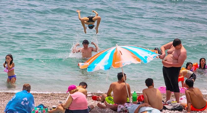 Kısıtlama kalktı, sahil çocuklarla doldu