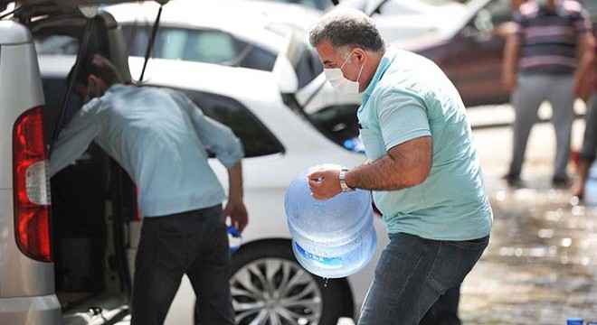 Kısıtlama öncesi kilometrelerce içme suyu kuyruğu