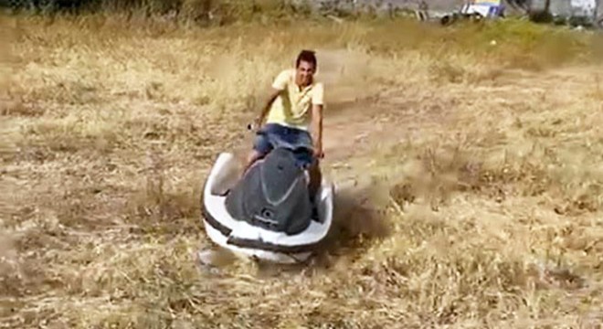 Kısıtlamada denizde kullanamadığı jet skisini çayırda sürdü
