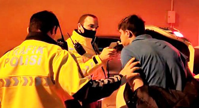 Kısıtlamada otomobil çaldılar, 1 kilometre kaçabildiler