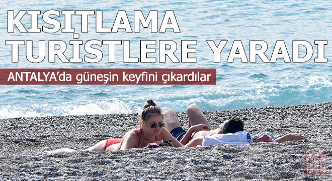 Kısıtlamada turistlerin sahilde güneş keyfi