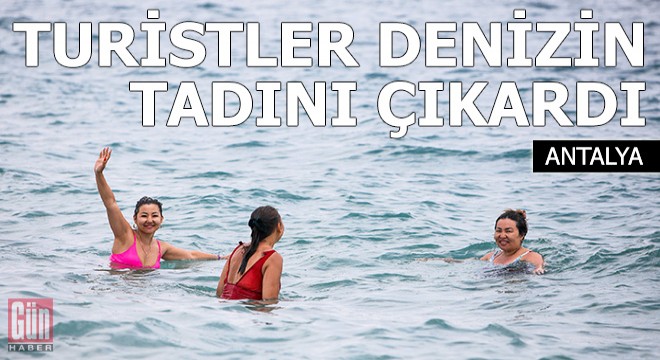 Kısıtlamadan muaf turistler sahilde