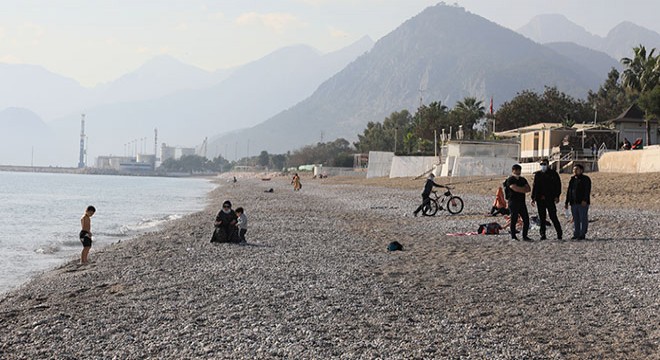 Kısıtlamadan muaf turistler denizin keyfini sürdü