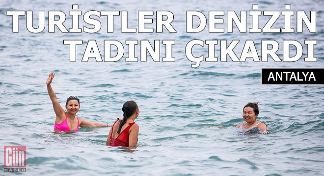 Kısıtlamadan muaf turistler sahilde