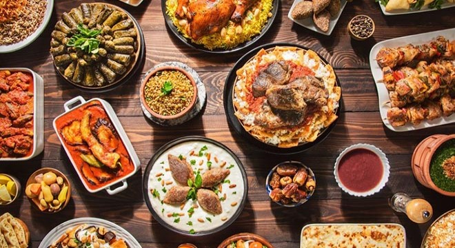 Kısıtlamaya rağmen açık restoranda yemeğe 51 bin lira ceza