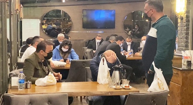 Kısıtlamaya rağmen açık restorana baskın