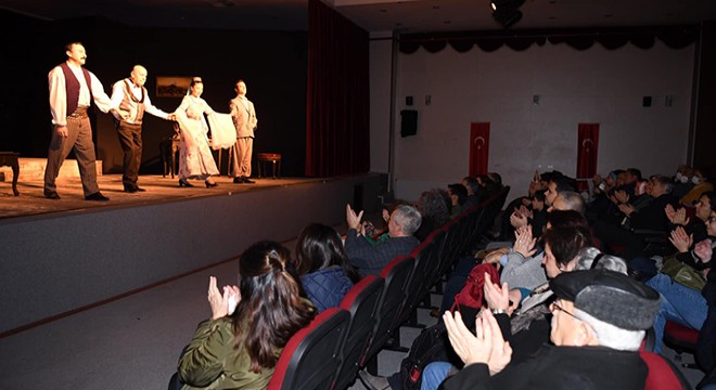 Kışlık kıyafet getirdiler, tiyatro oyununu ücretsiz izlediler