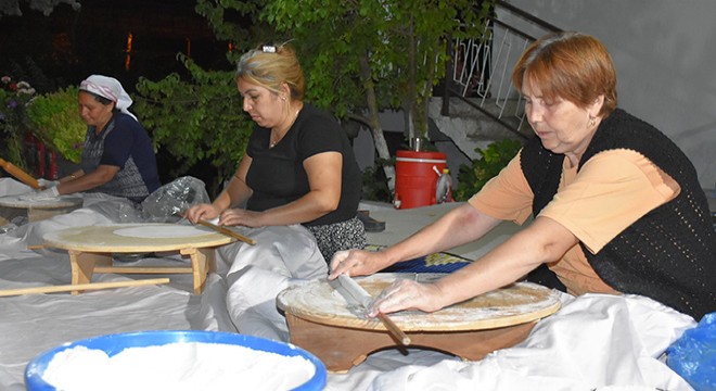 Kışlık yiyeceklerini imeceyle hazırlıyorlar