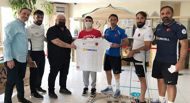 Kitabını ampute milli futbolcular için imzaladı