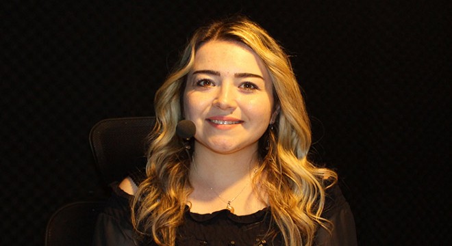 Kitabını görme engelliler için seslendirdi