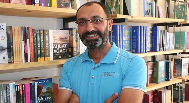Kitap sevgisiyle sigarayı bırakıp, kütüphane açtı
