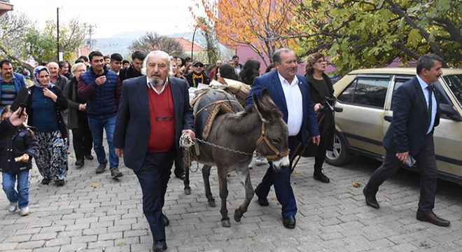 Kitaplar kütüphaneye eşekle taşındı