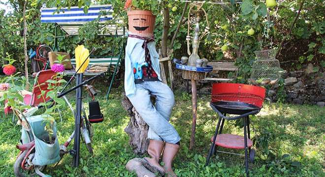 Kitaplardaki karakterlerden esinlenip, bahçe oluşturdu