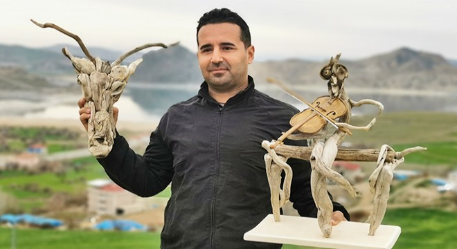 Kıyıya vuran atık ahşabı, sanat eserine dönüştürüyor