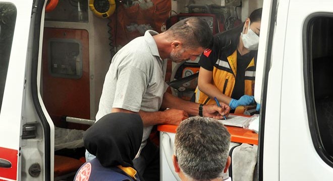 Kız arkadaşını darbetti, engel olmak isteyeni bıçakladı