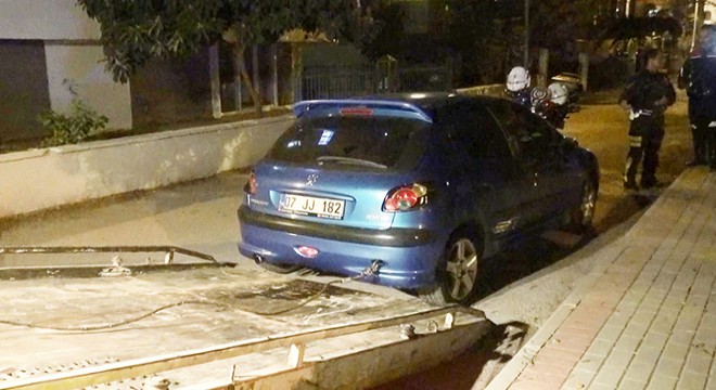 Kız arkadaşını otomobilde bırakıp kaçtı