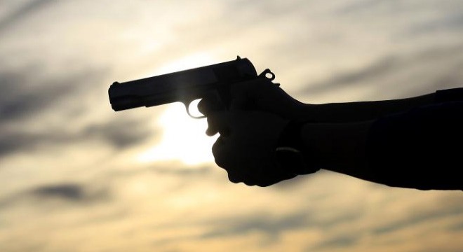 Kız arkadaşıyla parkta otururken silahlı saldırıya uğradı