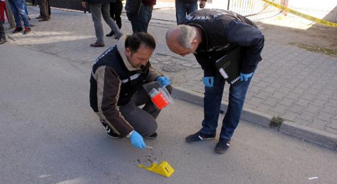 Kız arkadaşını beklerken bıçaklandı