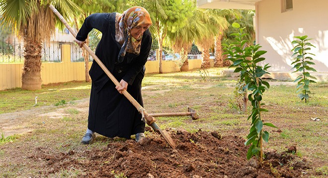 Kızı anısına fidan dikiyor