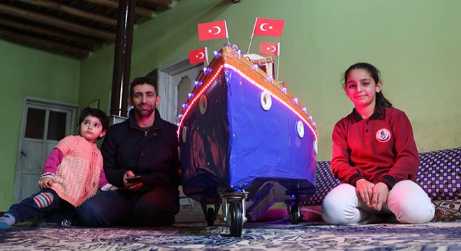 Kızı için bu kez kırık elbise dolabından tekne yaptı