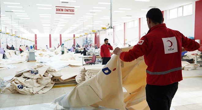 Kızılay, deprem bölgesine çadır üretimini sürdürüyor