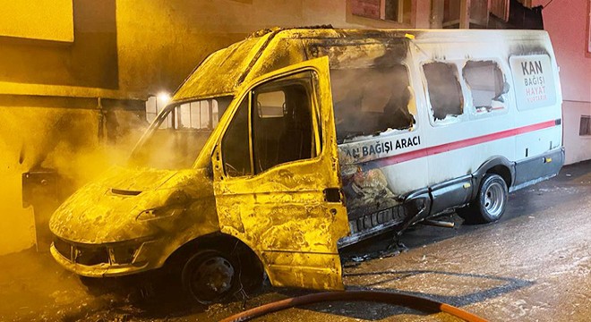 Kızılay'ın kan bağış aracı yandı