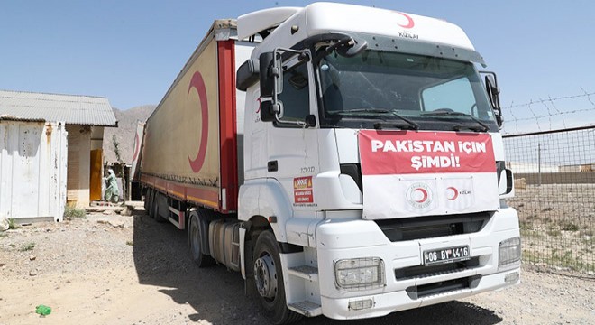 Kızılay’dan Pakistan’a 4 yardım tırı