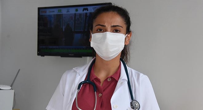 Kızına sağlık raporu vermeyen doktorlara saldırdı