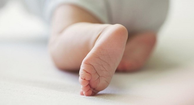 Kızını yastıkla boğmaya çalışan anne gözaltına alındı