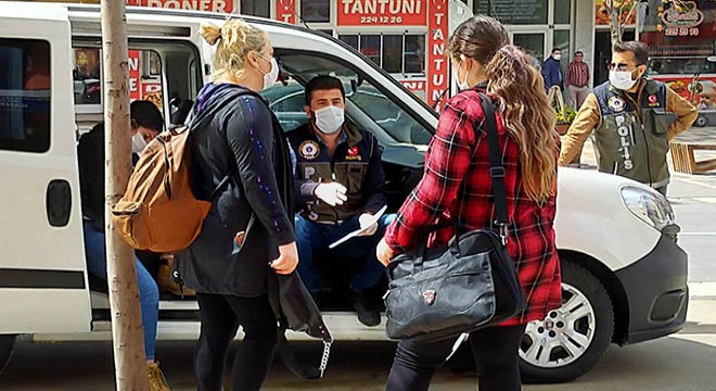 Kızıyla sokağa çıkan anneden polise: "Gezeceğim"