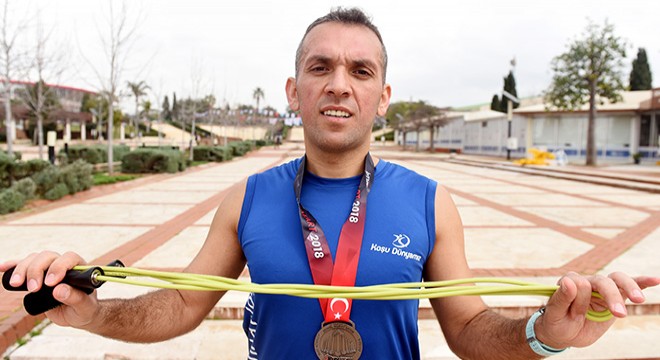 Kızıyla öğrendiği ip atlamayla maratonda dünya rekoru kırdı