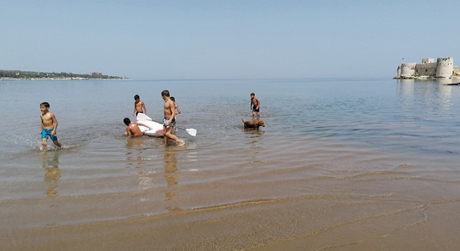 Kızkalesi Plajı'nda çocuklar yasağa rağmen denize girdi