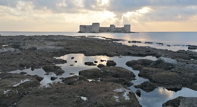 Kızkalesi'nde deniz suyu 100 metre çekildi