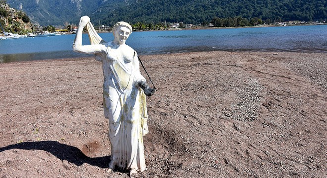 Kızkumu'nun prenses heykeli kopan eline kavuşuyor