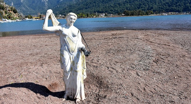 Kızkumu nun prenses heykeli kopan eline kavuşuyor