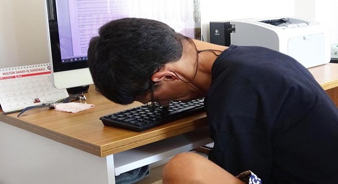 Klavyeyi burnu ile kullanarak ikinci kitabını yazıyor