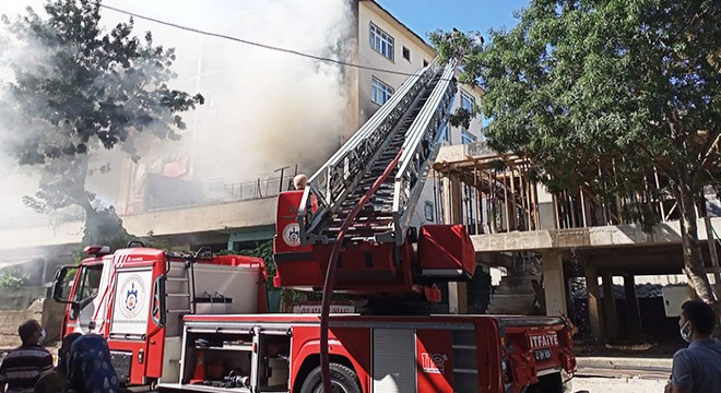 Kocaeli'de 4 katlı binada yangın
