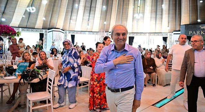 Kocagöz, kadınların matine coşkusuna ortak oldu