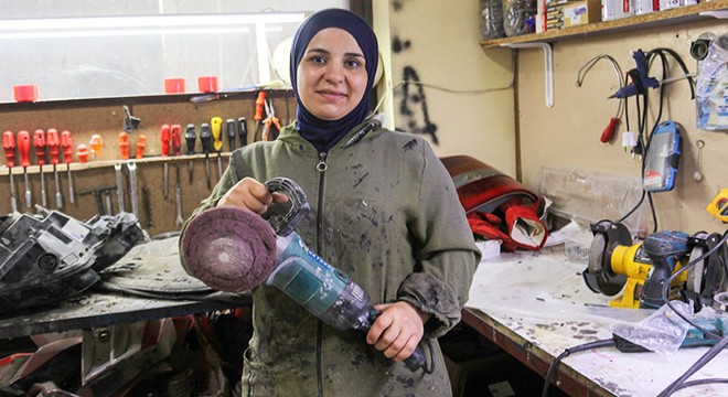 Kocasına yardım etmek için gittiği tamirhanede usta oldu