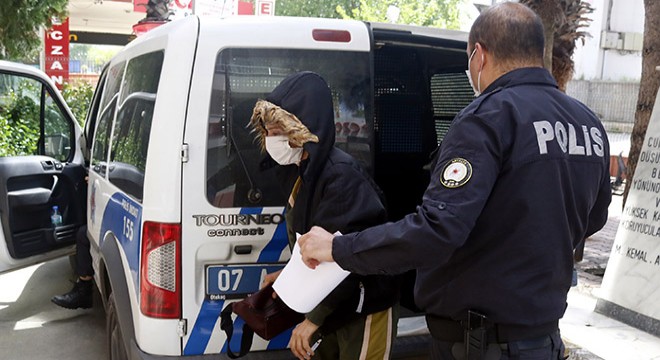 Kocasının boğazına bıçak dayadığı Feride'yi polis kurtardı