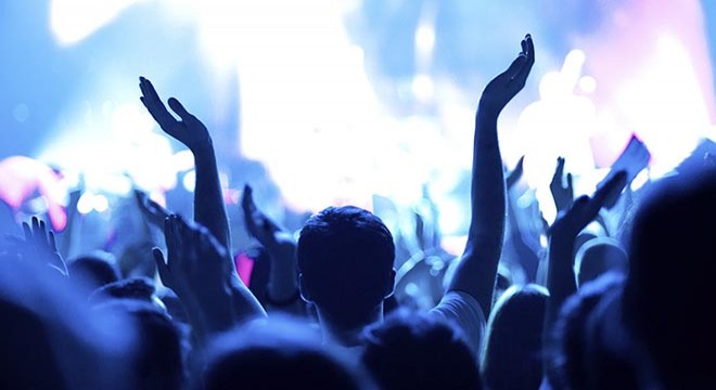 Koçbaşıyla kapısı kırılarak girilen mekanda, 25 kişi eğlenirken yakalandı