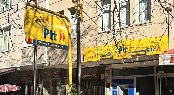 Kolilerini incelemek isteyen görevliyi oyuncak silahla tehdit etti