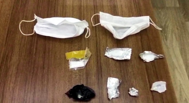 Kollarındaki maskeden uyuşturucu çıktı