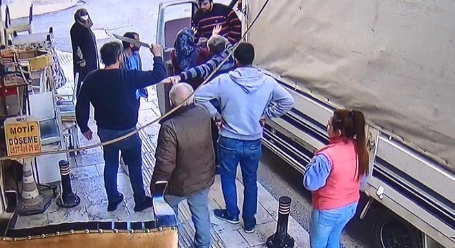 Koltuk döşemecisi ile nakliyecinin '50 lira' kavgası kamerada