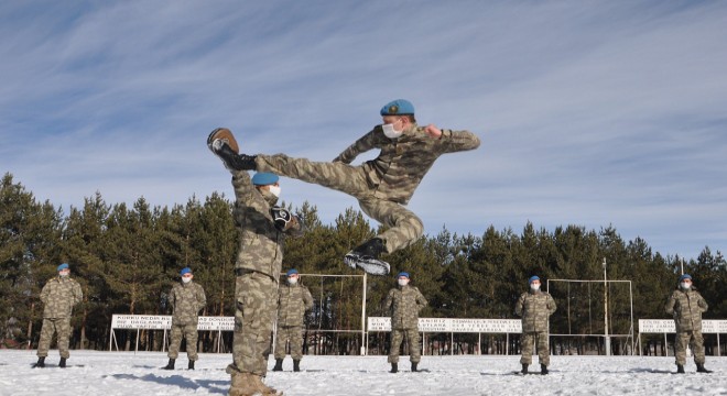 Komandolardan, karda yakın dövüş eğitim
