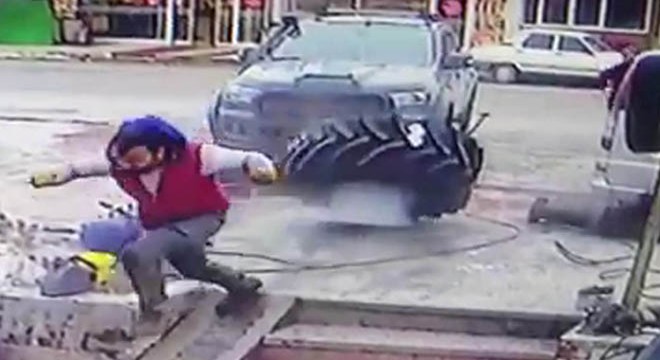 Kompresör ile hava verilen traktör lastiği patladı