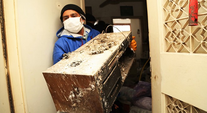 Komşular ihbar etti, evden 2 kamyon çöp çıktı