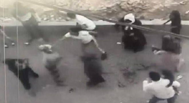 Komşuların çöp kavgası kamerada