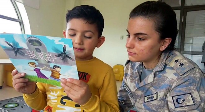 Komutanlardan depremzede çocuklara moral ziyareti