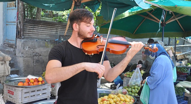 Konservatuvar öğrencisinden, pazar tezgahında keman resitali